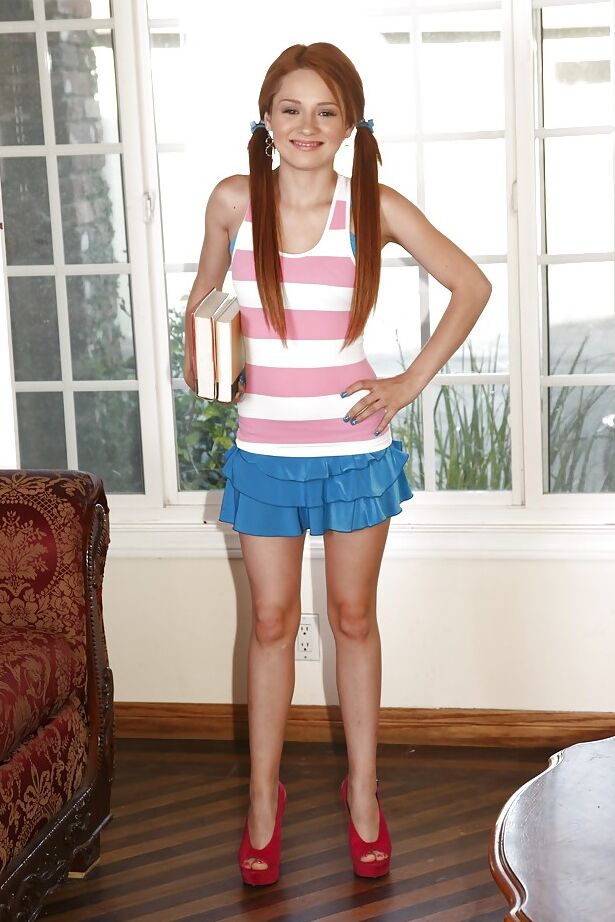 16P A ruiva magrinha Jennifer Anderson se despindo e abrindo as pernas