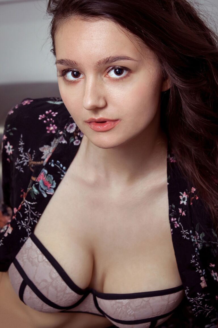 21P Linda adolescente Adeline exibindo seus seios suculentos