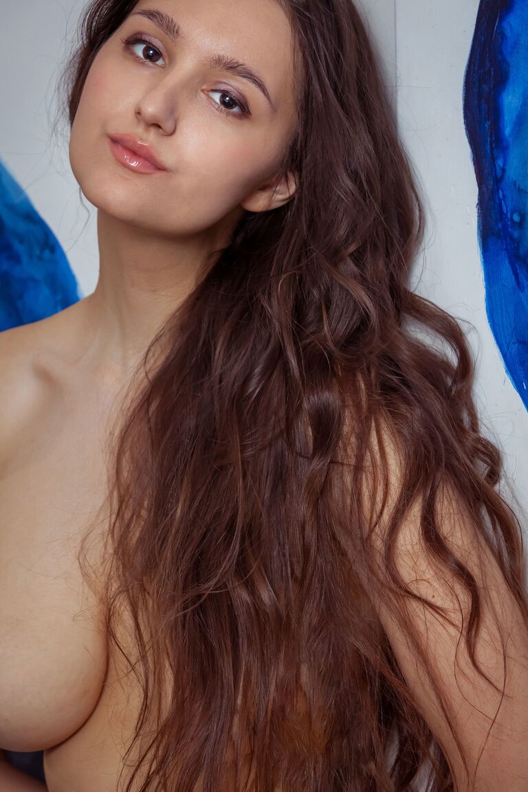 21P Linda adolescente Adeline exibindo seus seios suculentos