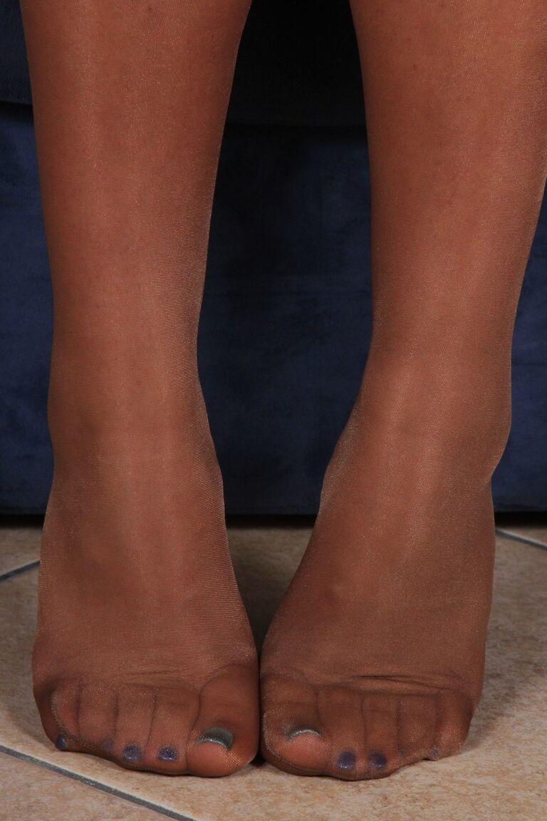 12P Chica vestida con tatuajes libera los pies vestidos con pantimedias de zapatos de tacón negros