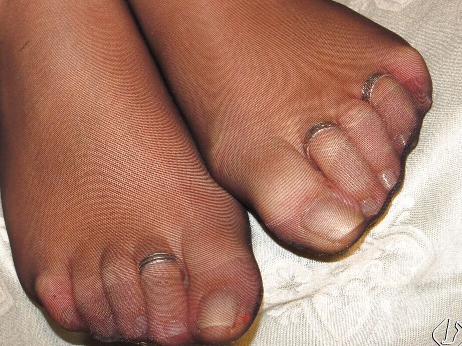 16P Amor morena con piernas delgadas y pies sexys Valentina está muy caliente