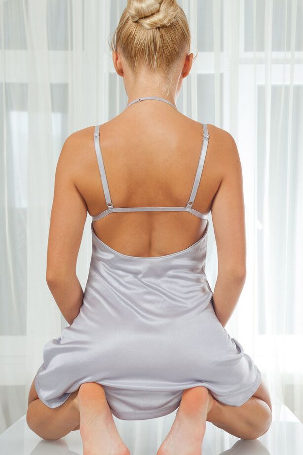 18P Blonde nackte Xena auf den Knien, die ihren eingeölten Arsch, ihre kahle Muschi und ihre frechen Titten zur Schau stellt