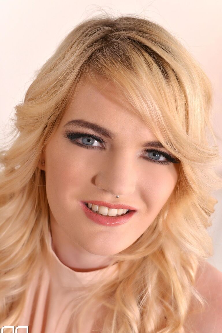 21P Blonde Süße Carly Rae und Aisha lecken sich gegenseitig die Füße und masturbieren