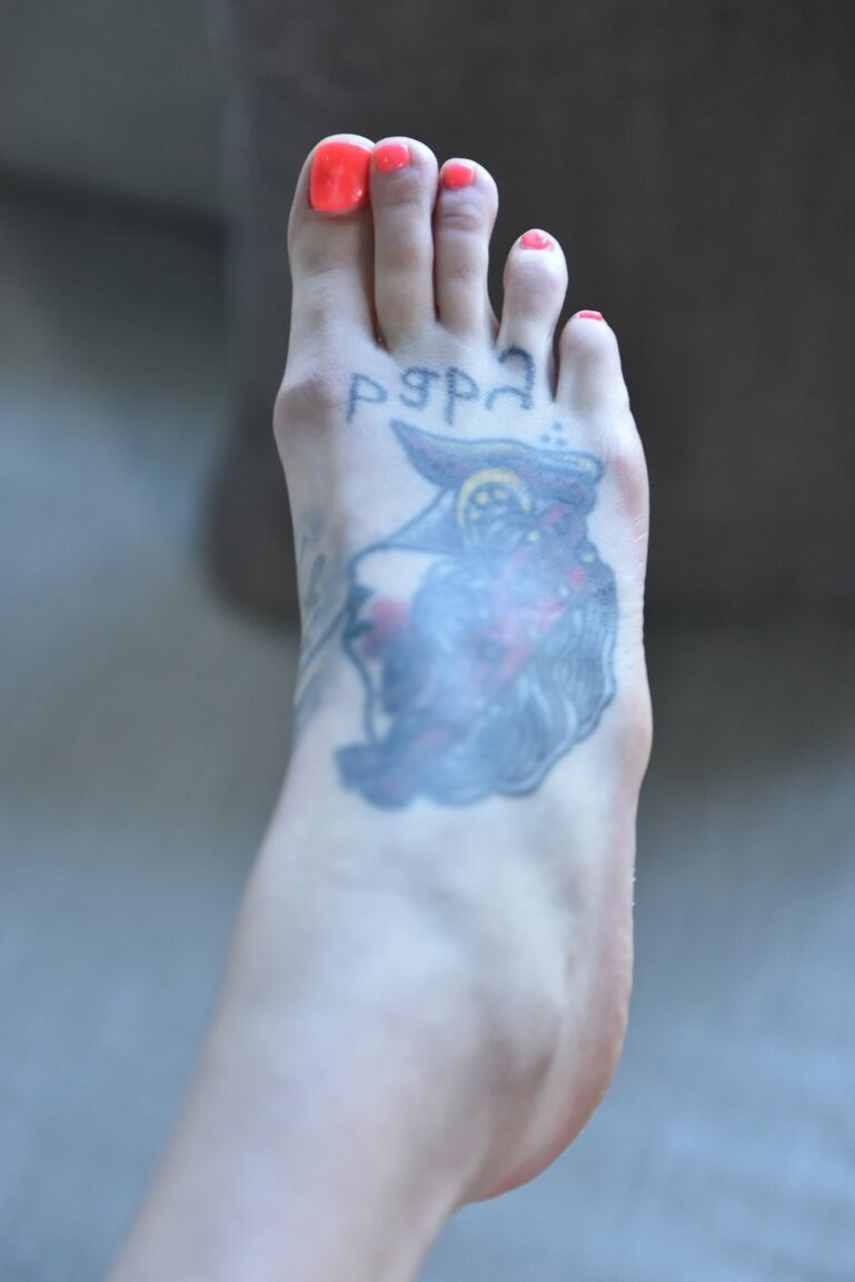 21P La grande brune Rocky Emerson utilise ses pieds tatoués sexy pour branler une bite