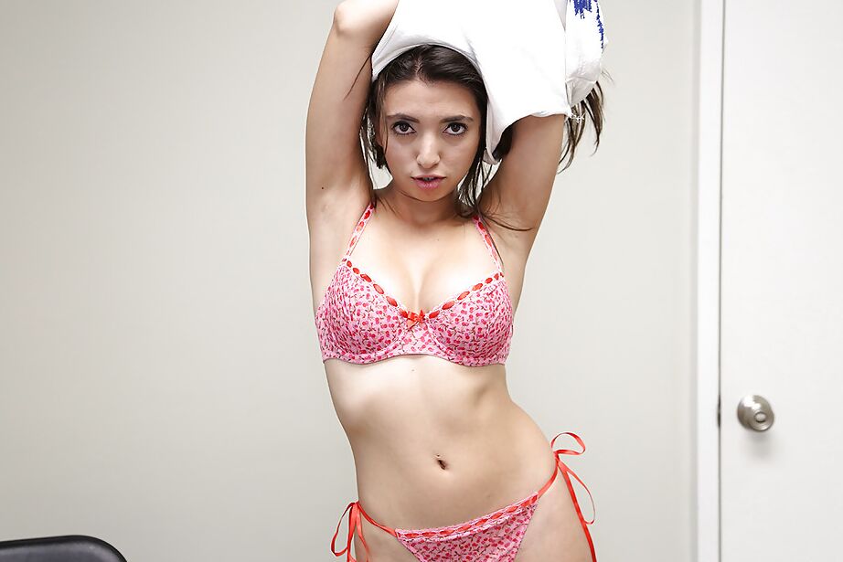 16P Adolescente latina totalmente vestida levanta o vestido para exibir calcinha rosa