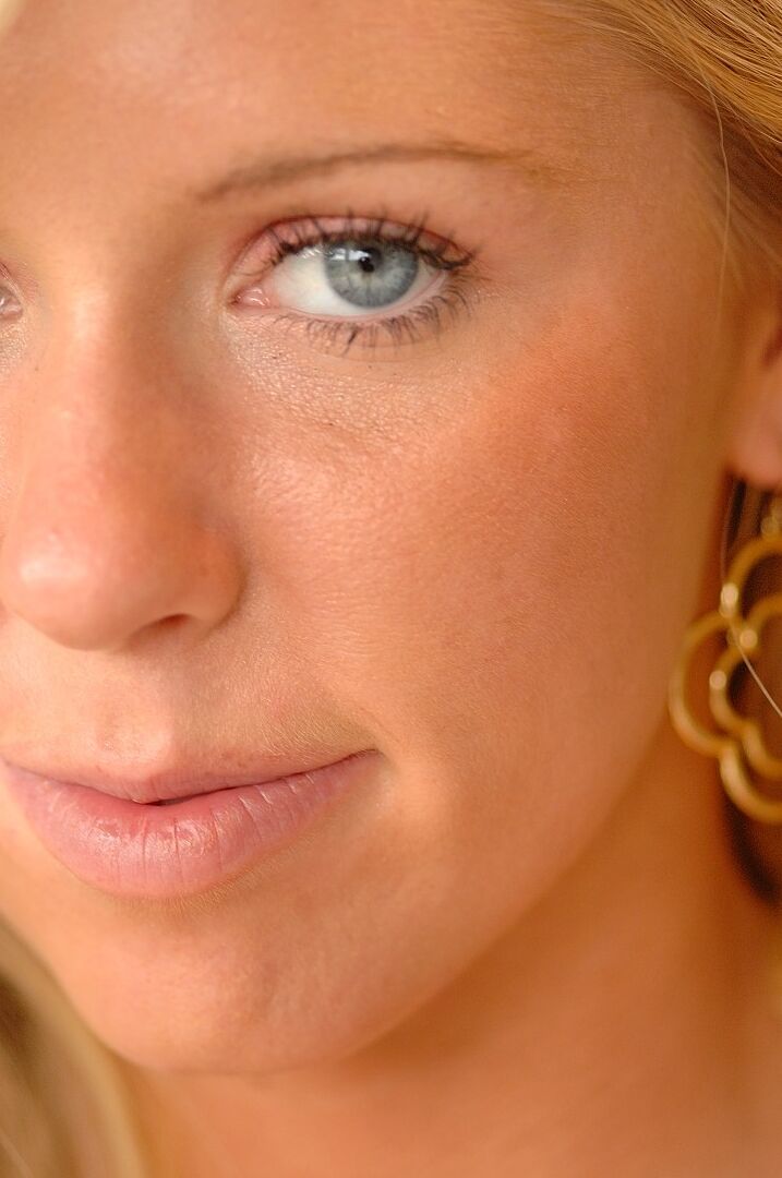 21P Rubia de ojos azules y culo grande Brynn se mete un consolador