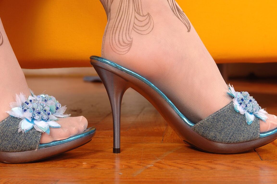 21P Piernas y pies calientes Szofya Cox