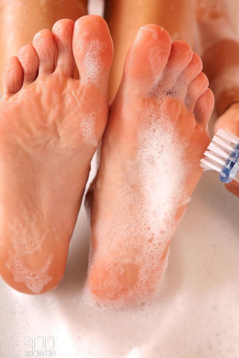 21P La rubia francesa Chloe Lacourt hace que le adoren los pies
