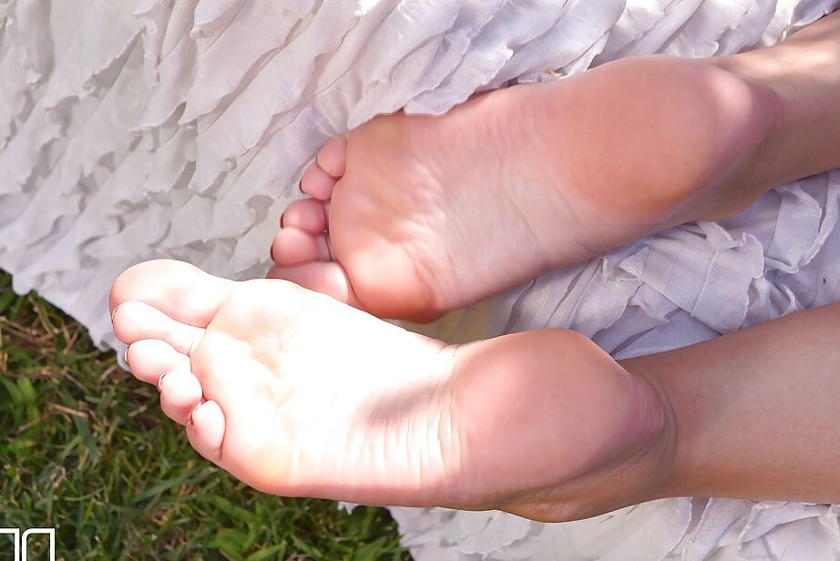 16P European lesbians Lola Fauve and Sophia Laure head outside for foot worship