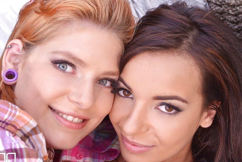 16P European lesbians Lola Fauve and Sophia Laure head outside for foot worship