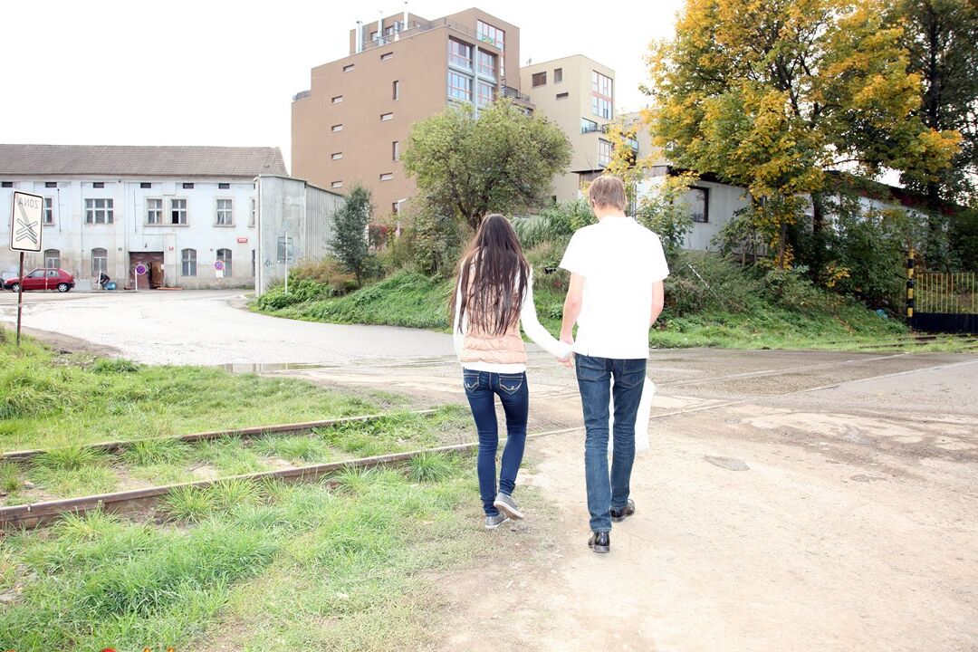 15P Joven latina de pelo largo y negro chupa y folla a un chico que acaba de conocer