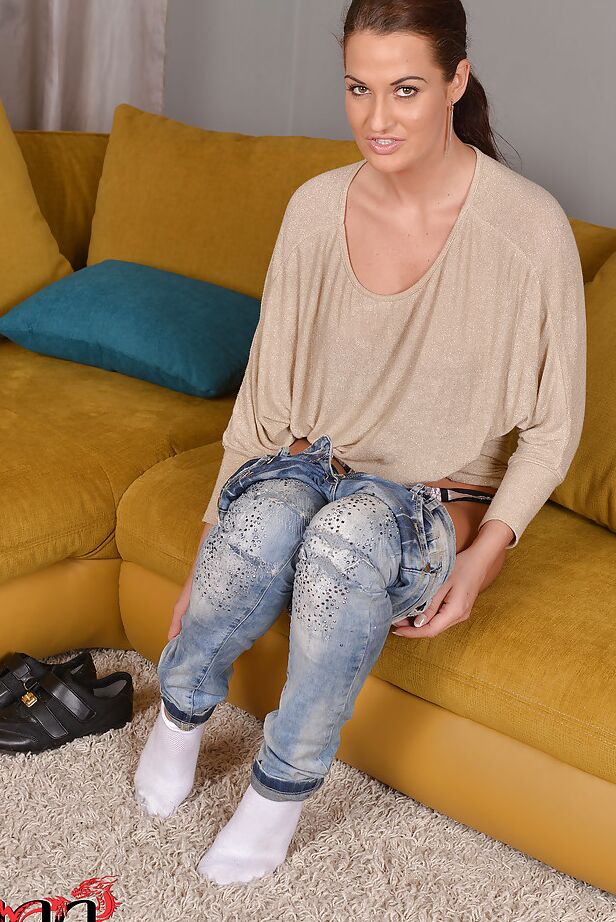 16P La séduisante amatrice Nicole Vice se transforme en une véritable maniaque du fétichisme des pieds.