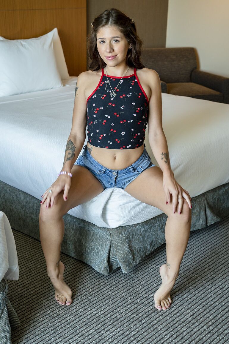 21P Linda jovencita con tatuajes Isabel Moon muestra su increíble trasero en una habitación de hotel