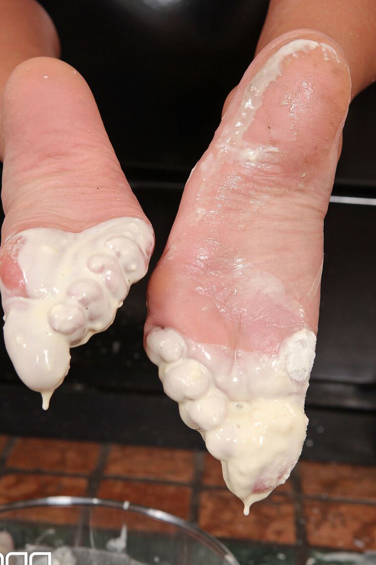 21P Hot Legs and Feet Gina Devine, Mia Manarote