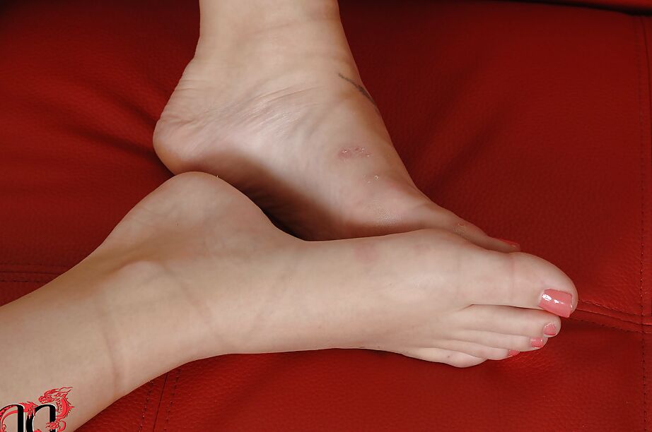 16P Charlyse Bella enlève sa lingerie pour baiser profondément avec ses doigts sa petite chatte humide