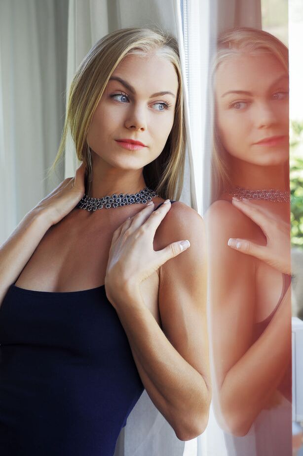 16P La impresionante modelo rubia Nancy A se quita el vestido antes de meterse los dedos