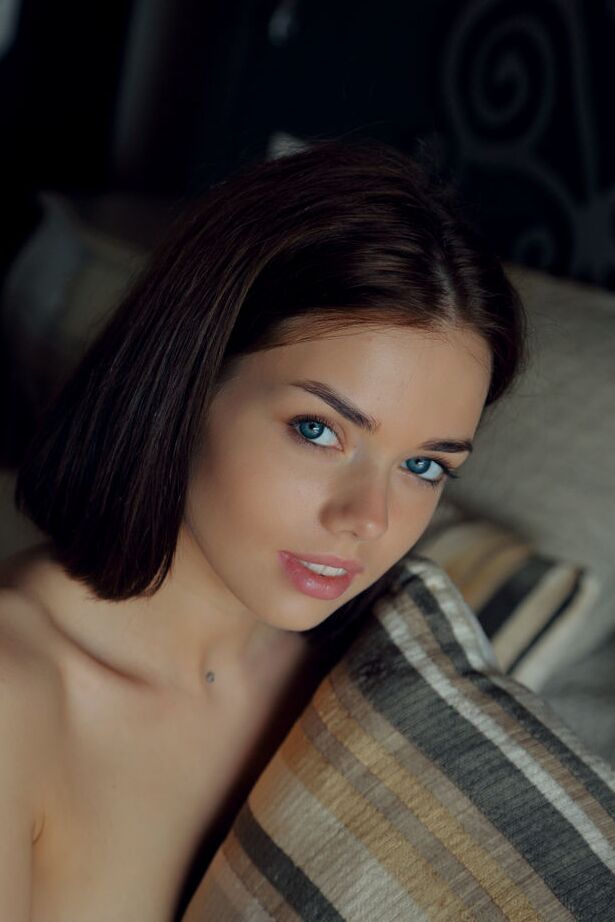 16P A bela adolescente Keira B faz ótimas poses durante uma sessão de fotos totalmente nua em uma cama