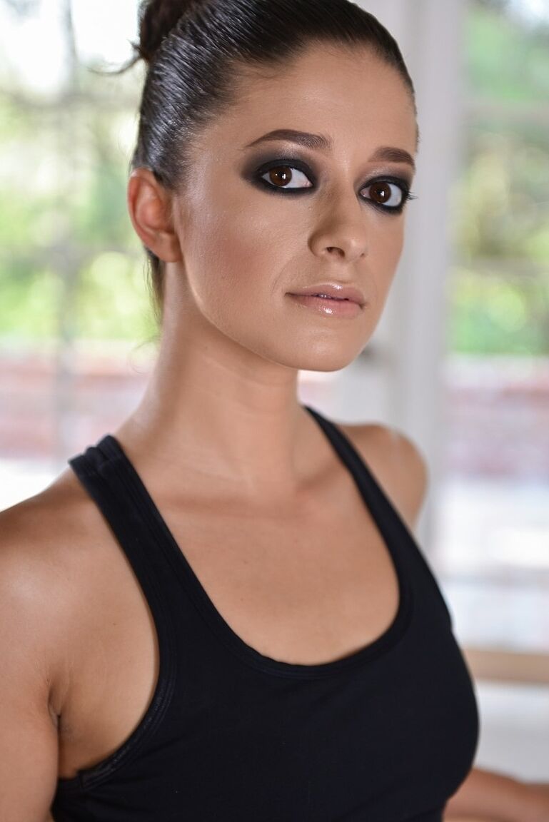 17P A bailarina adolescente flexível Izzy Bell se estende