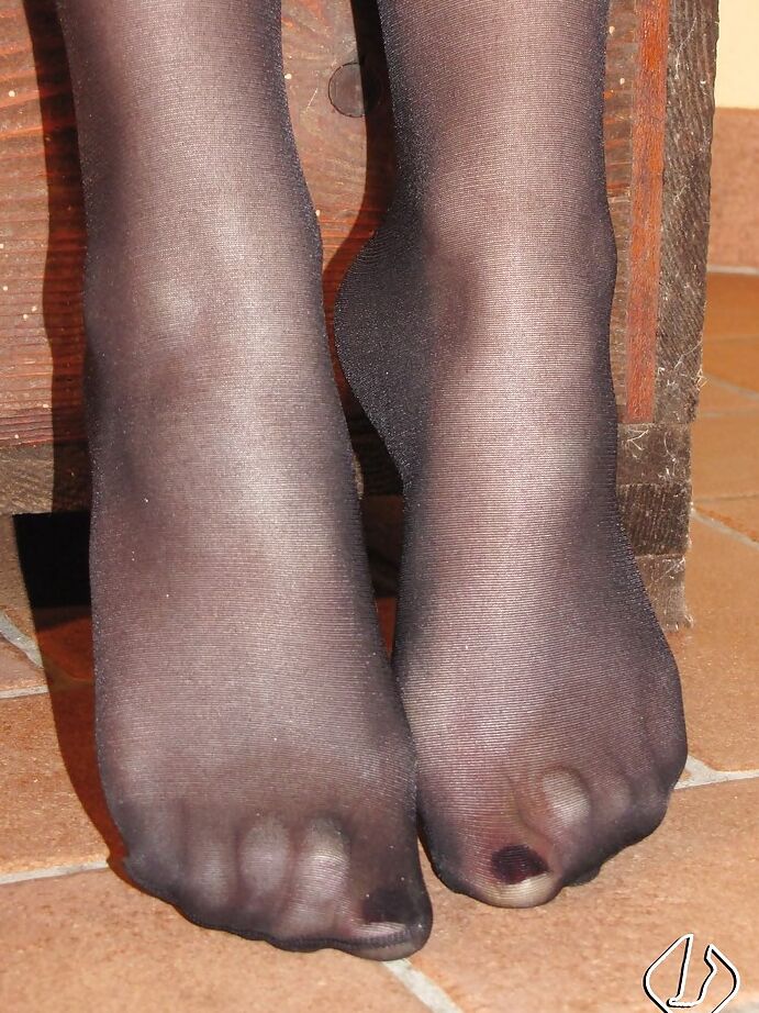 16P Linda menina morena Lolo demonstrando seus lindos pés de meia-calça