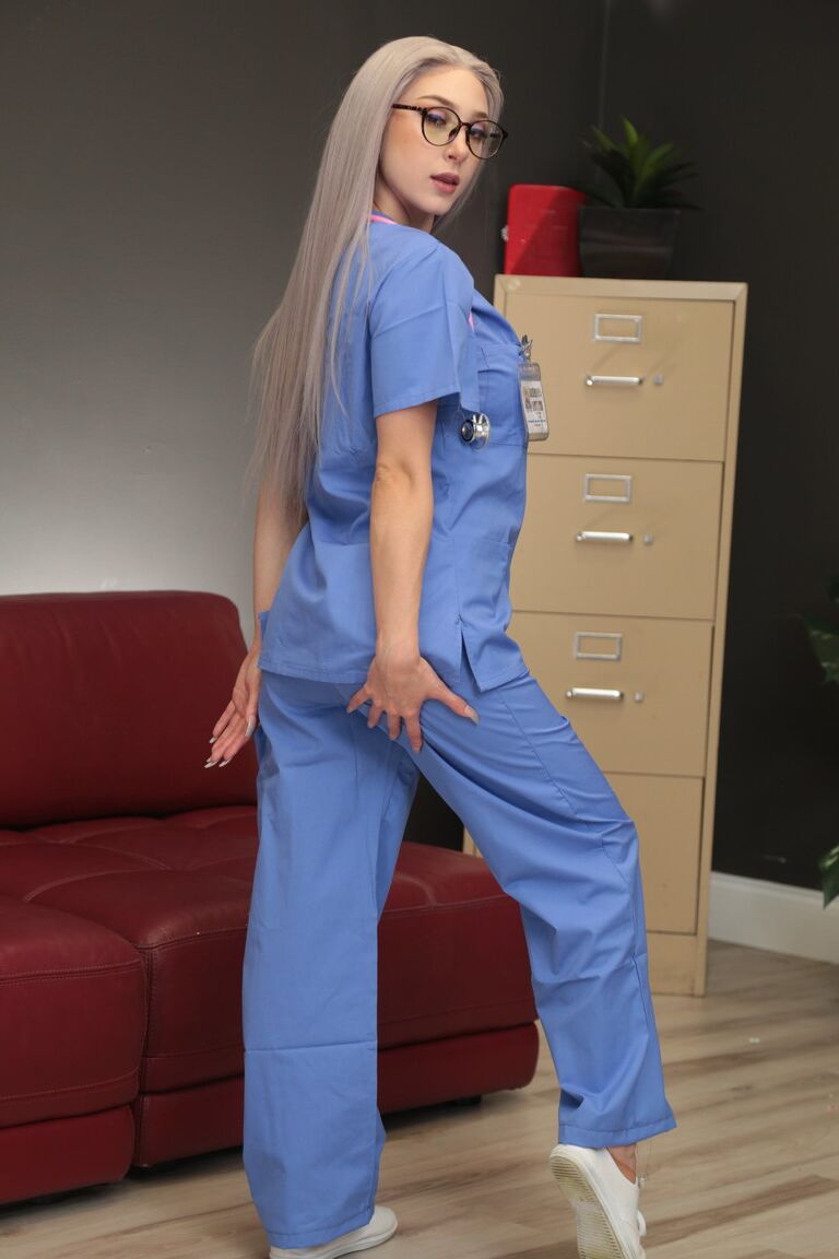 21P Sexy Krankenschwester mit heißen Brüsten Skylar Vox wird von ihrer Kollegin brutal verarscht