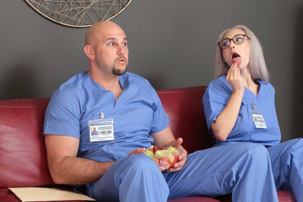 21P Sexy Krankenschwester mit heißen Brüsten Skylar Vox wird von ihrer Kollegin brutal verarscht