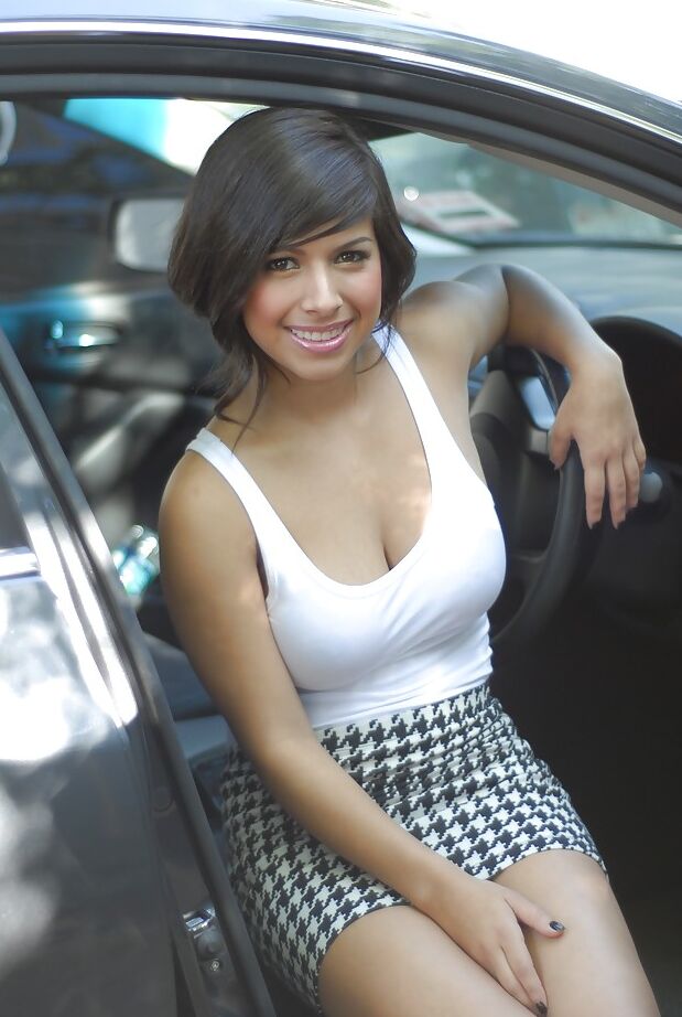 16P Foxy latina gata Layla Rose expondo seus seios doces e brincando com seu regalo