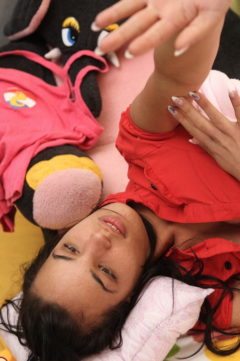 21P La brune aux seins naturels Naomi G révèle son manchon et le doigte