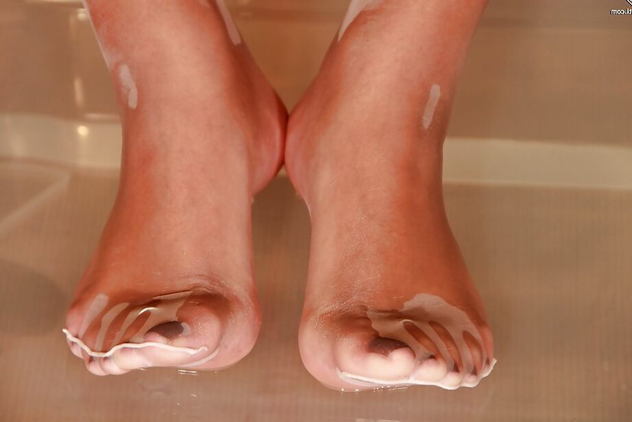 16P A amante de pés molhados, Valentina, está usando meia-calça gostosa