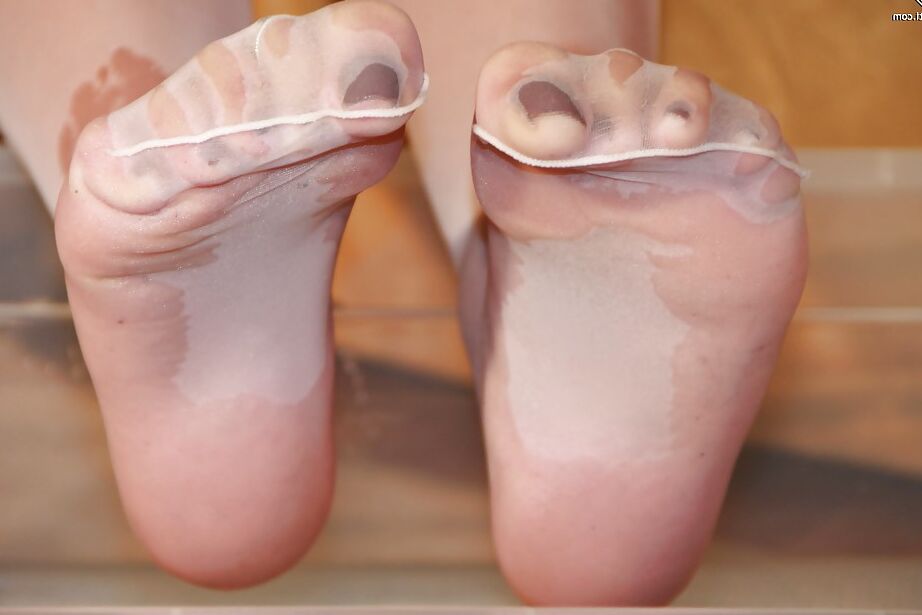 16P A amante de pés molhados, Valentina, está usando meia-calça gostosa