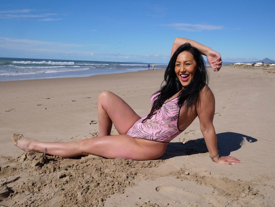 12P Candi is the kind of bikini babe who loves to fill up her bikini with her big