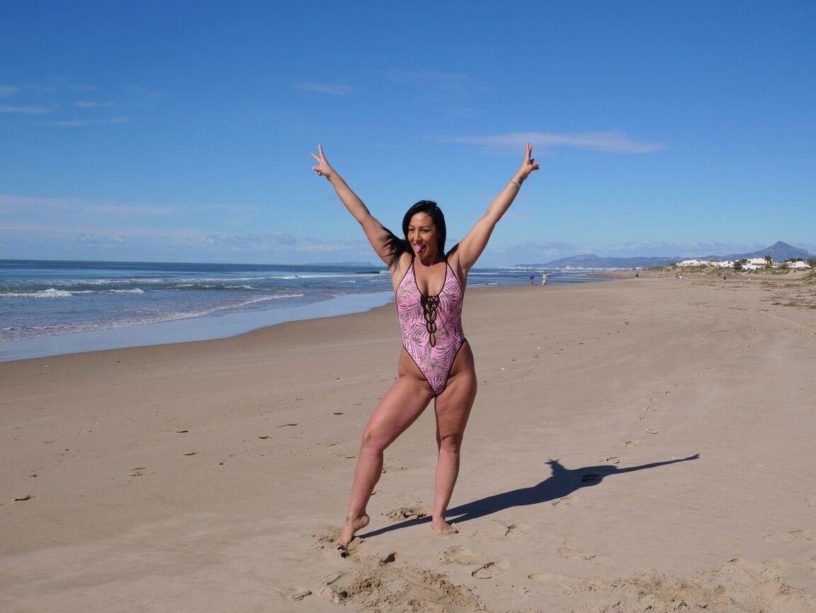 12P Candi is the kind of bikini babe who loves to fill up her bikini with her big