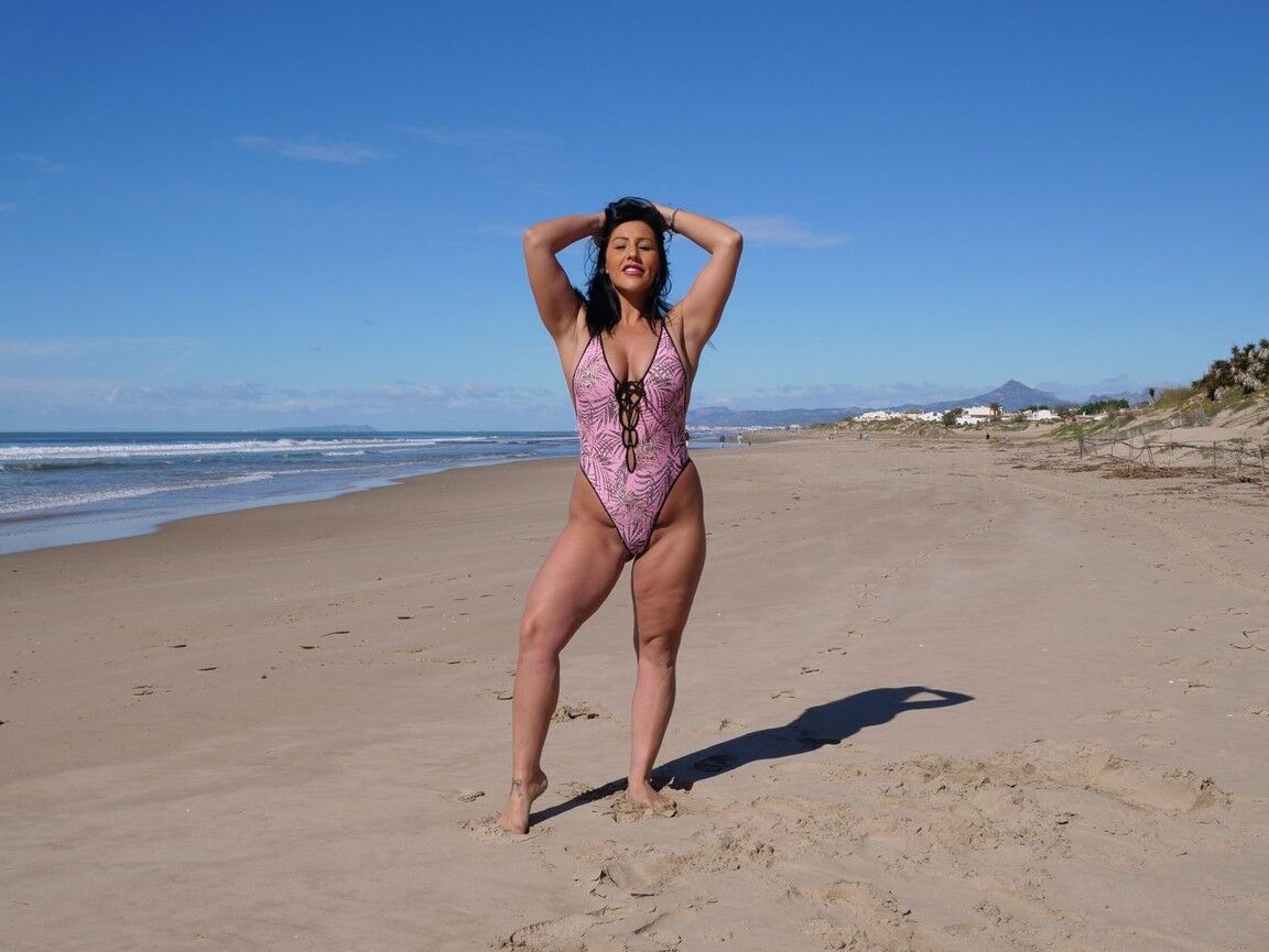 12P Candi is the kind of bikini babe who loves to fill up her bikini with her big