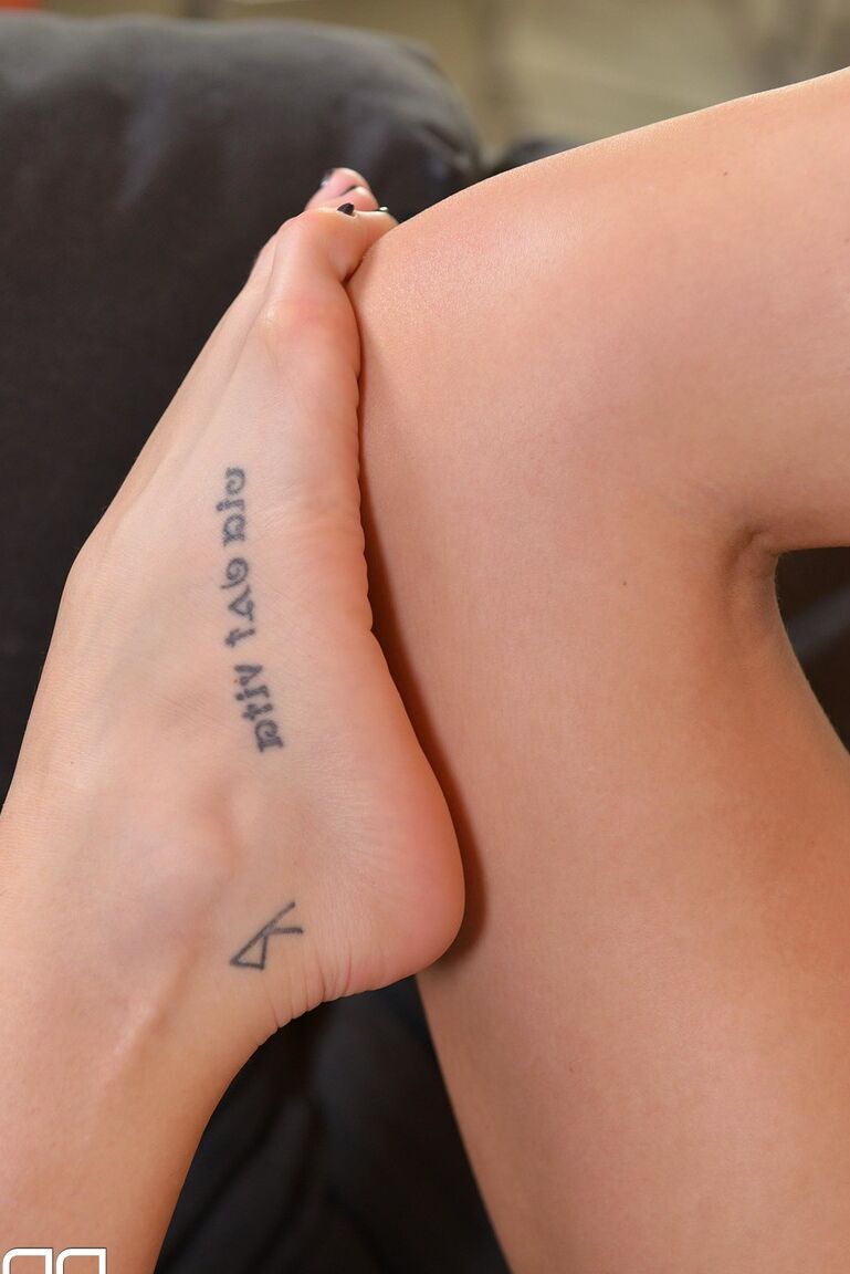 21P Linda russa MILF Subil Arch dá footjob e gosta de pregar fetiche por pés