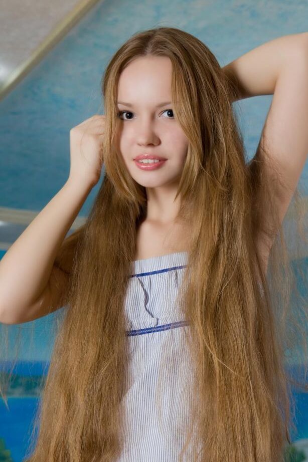 18P Fina adolescente querida Virginia Sun se despindo para uma sessão de modelagem nua
