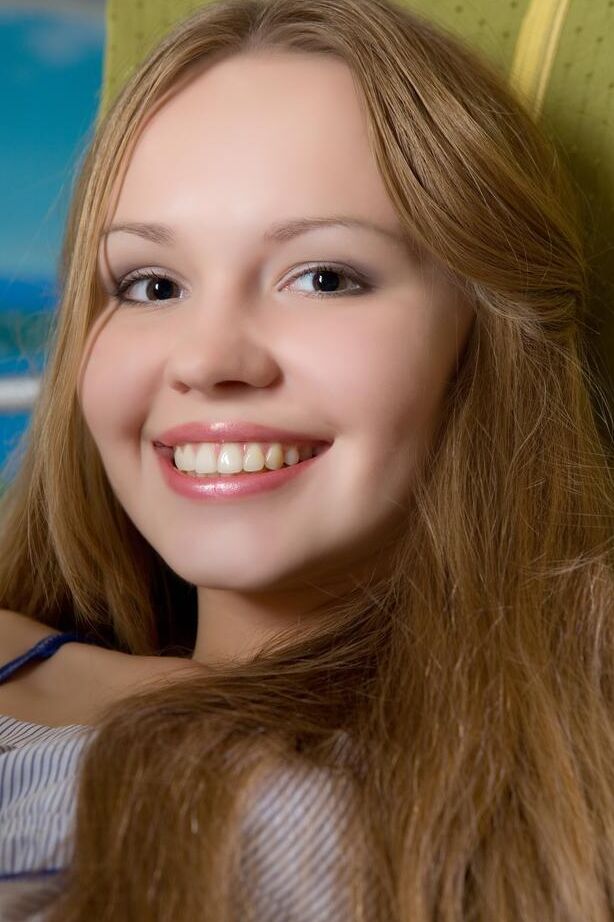 18P Fina adolescente querida Virginia Sun se despindo para uma sessão de modelagem nua