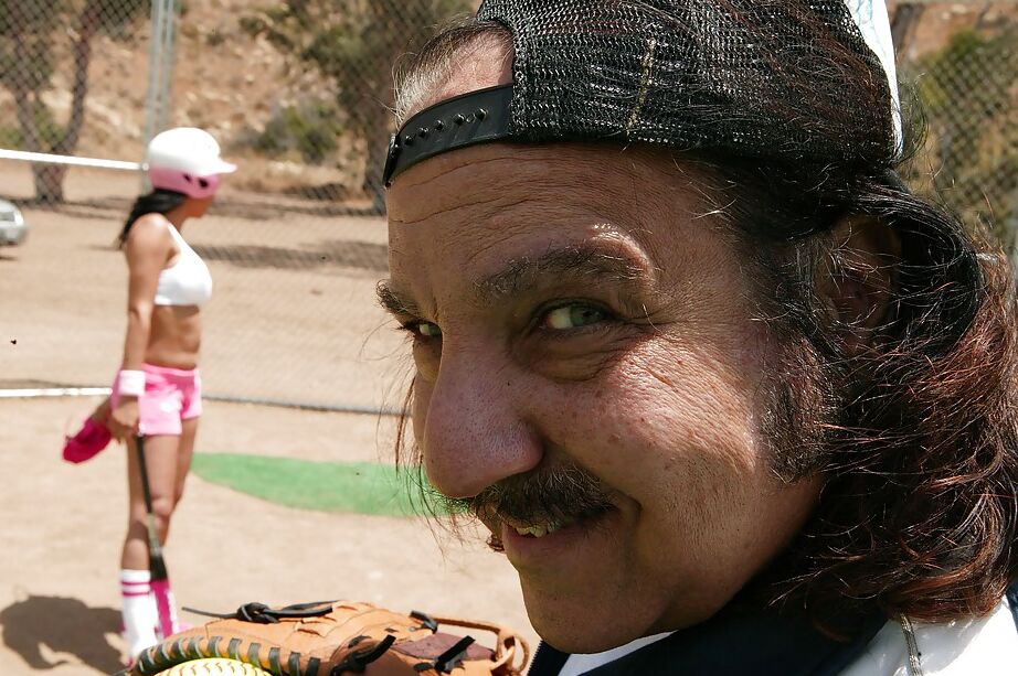 16P La joven Isis Love practica deportes y es seducida por un anciano al aire libre