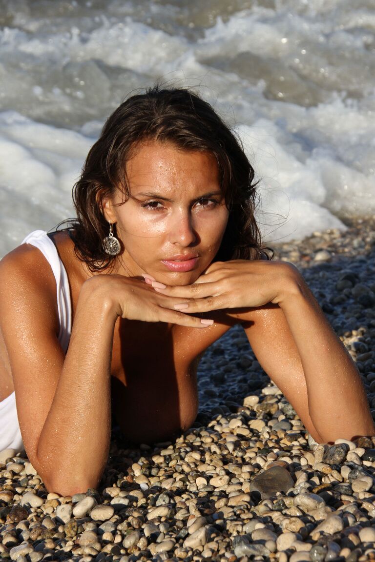 21P Exótica modelo adolescente naturalmente peituda Madlen fica nua