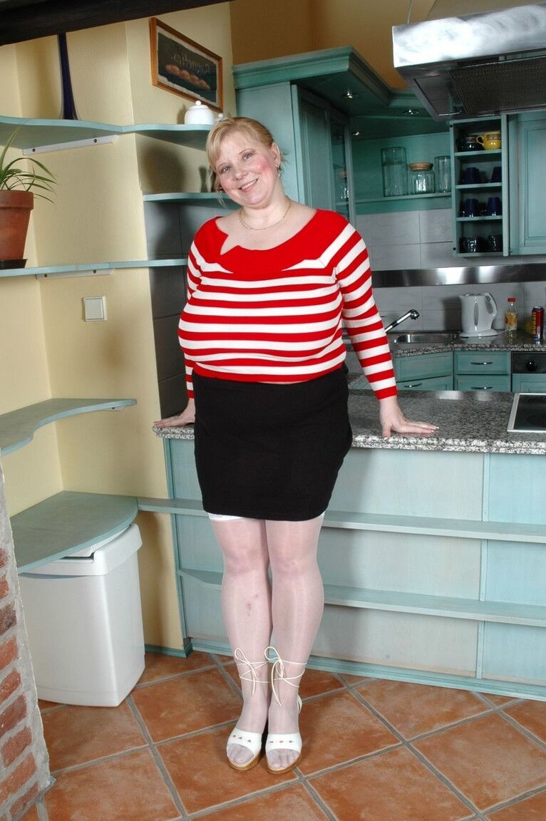 21P June Kelly, mature et potelée, expose ses énormes seins et les traite