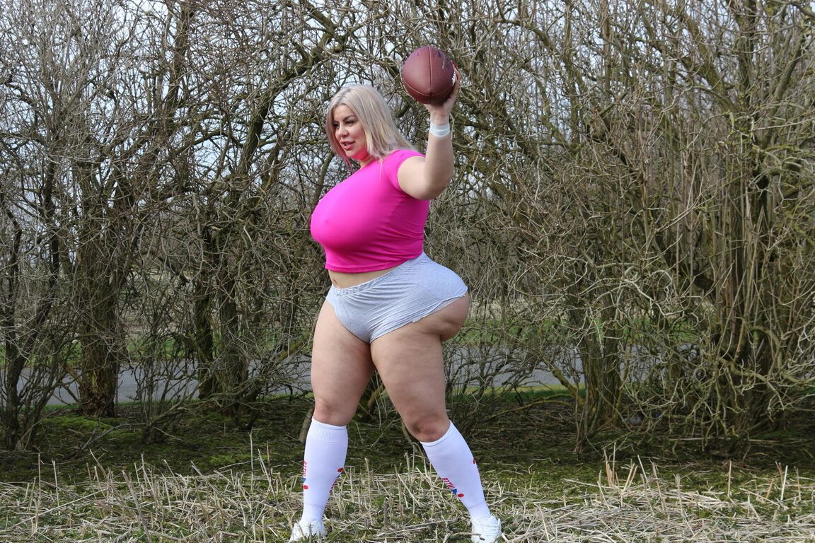 15P A curvilínea jogadora de futebol Natasha Crown exibe sua bunda enorme ao ar livre