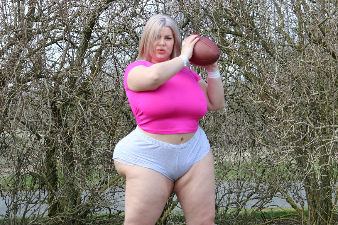 15P A curvilínea jogadora de futebol Natasha Crown exibe sua bunda enorme ao ar livre