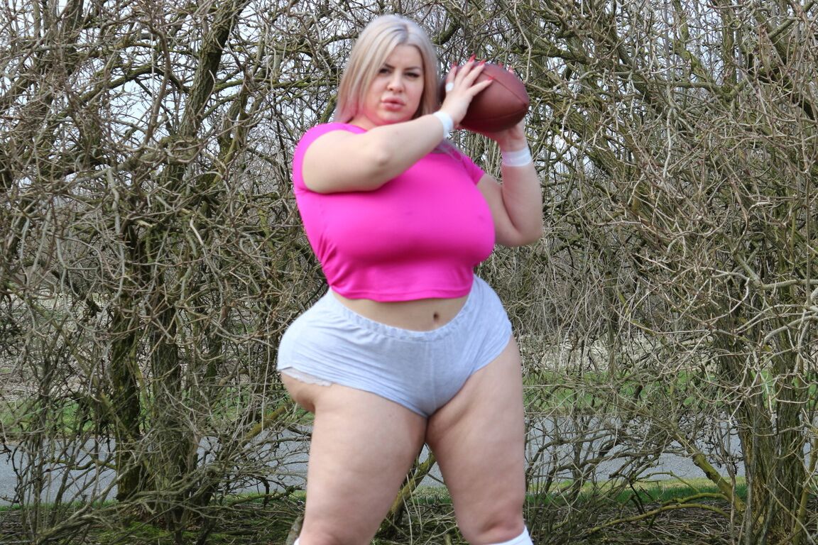 15P A curvilínea jogadora de futebol Natasha Crown exibe sua bunda enorme ao ar livre