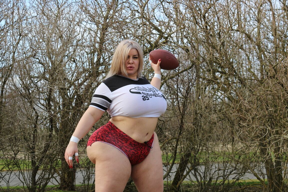 15P A curvilínea jogadora de futebol Natasha Crown exibe sua bunda enorme ao ar livre