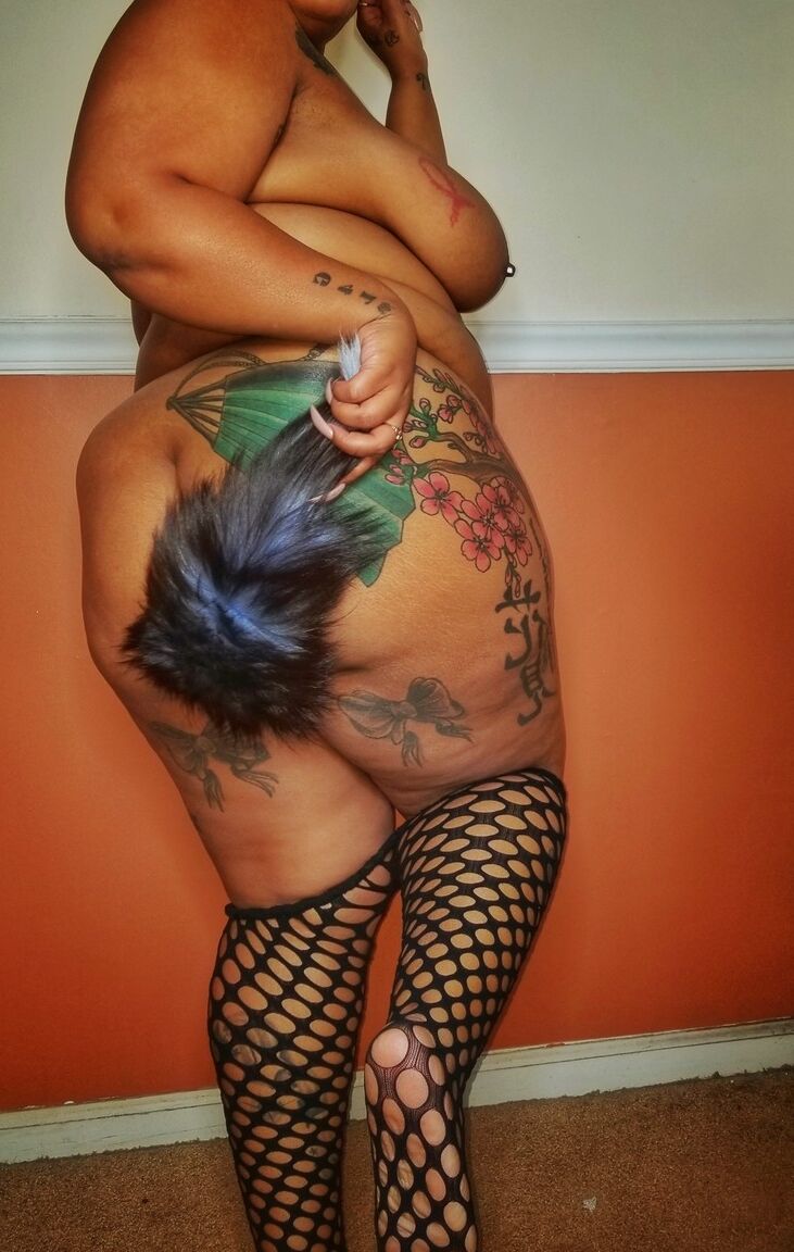 12P La gorda de ébano con grandes tetas Mulanblossomxxx muestra sus enormes curvas tatuadas