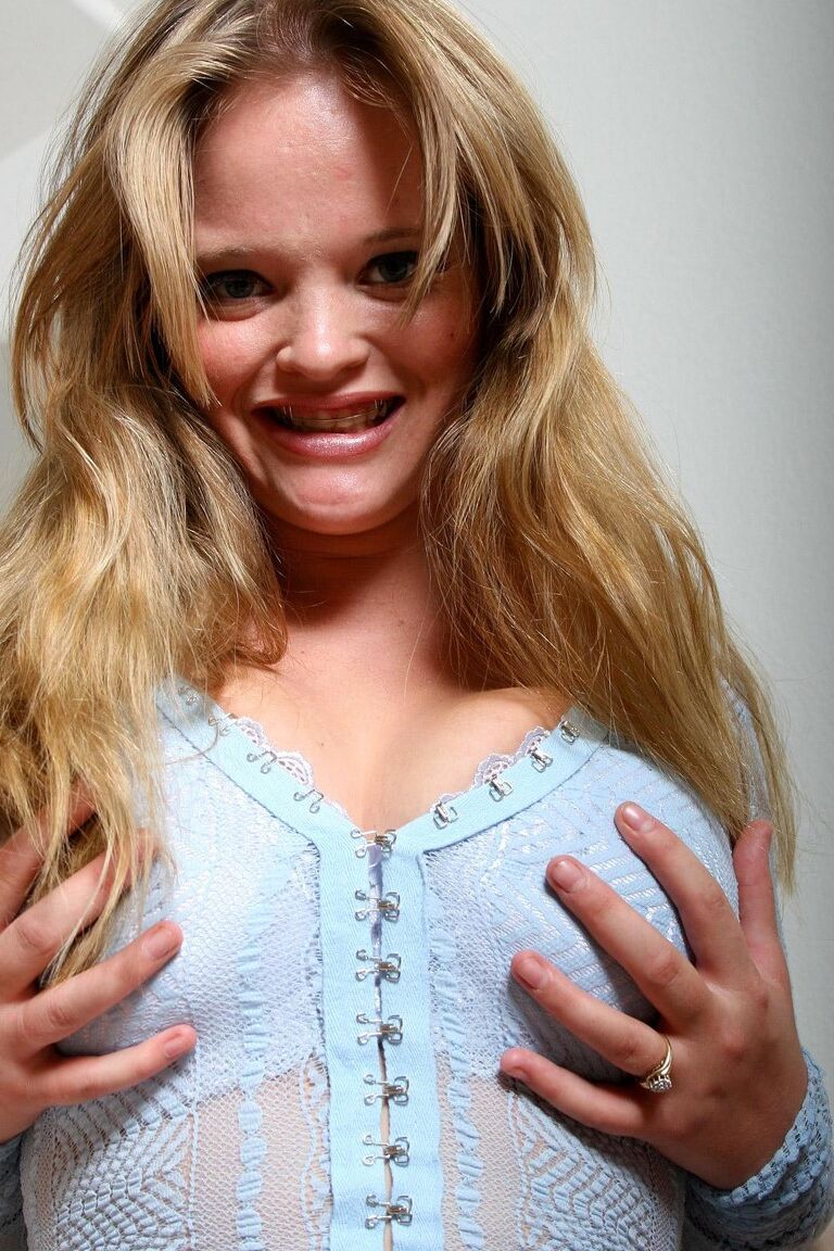 21P La rubia gordita Kissy muestra sus enormes y caídos rasgos naturales y posa en topless
