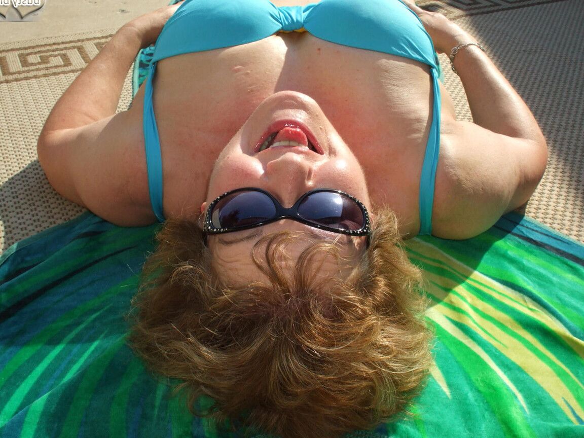 20P La mayor amateur Busty Bliss desnuda sus tetas naturales mientras usa gafas de sol