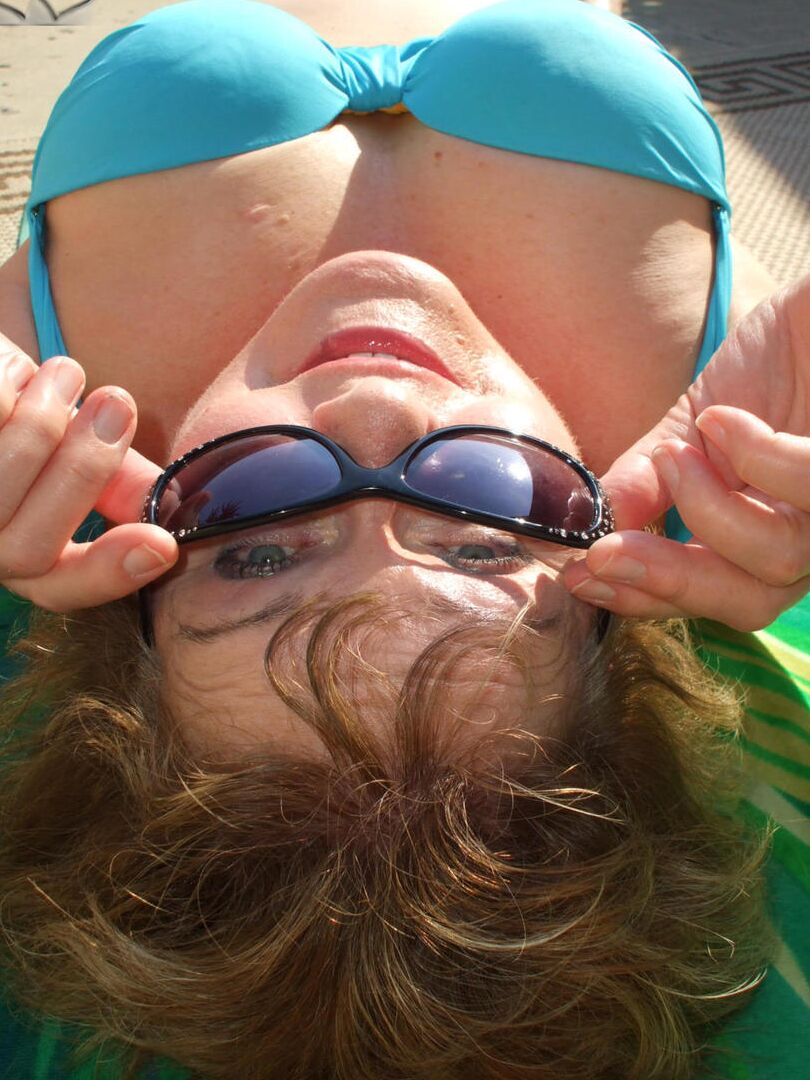 20P La mayor amateur Busty Bliss desnuda sus tetas naturales mientras usa gafas de sol