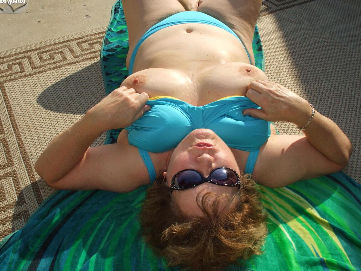 20P La mayor amateur Busty Bliss desnuda sus tetas naturales mientras usa gafas de sol