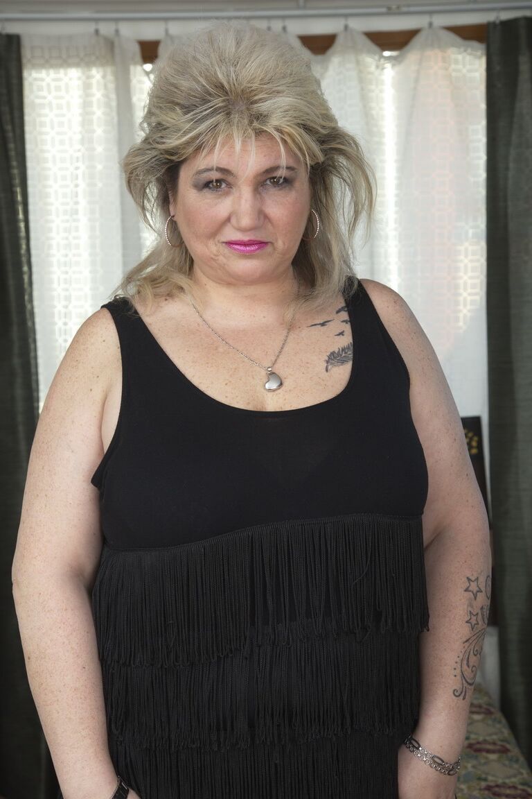 16P Mulher gorda e madura libera seus seios caídos antes de lamber um mamilo