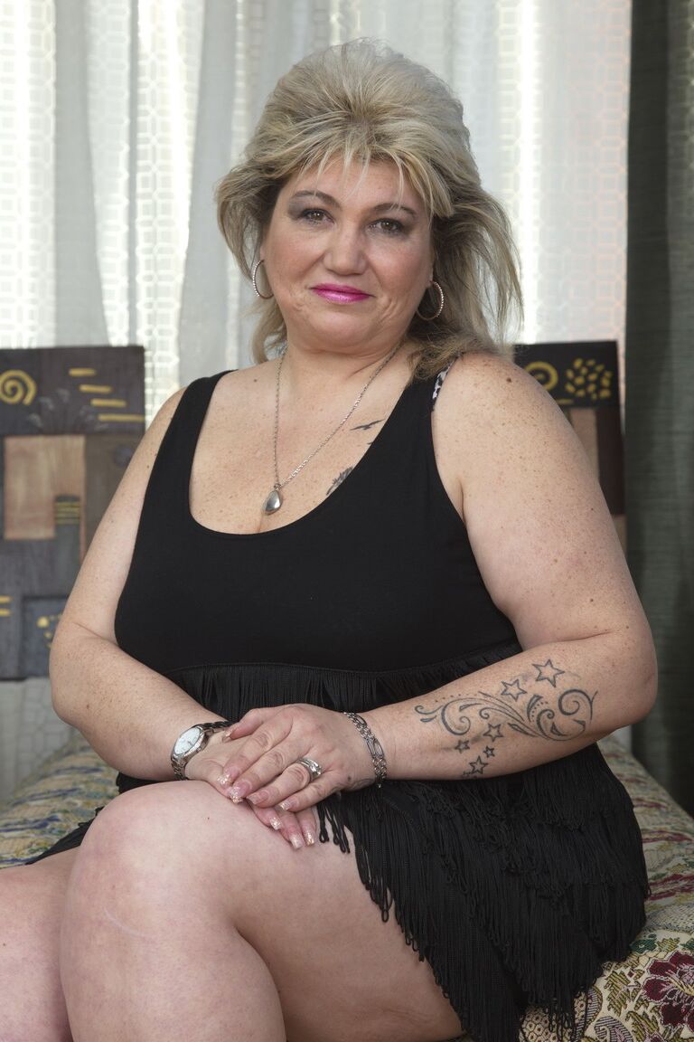 16P Mulher gorda e madura libera seus seios caídos antes de lamber um mamilo