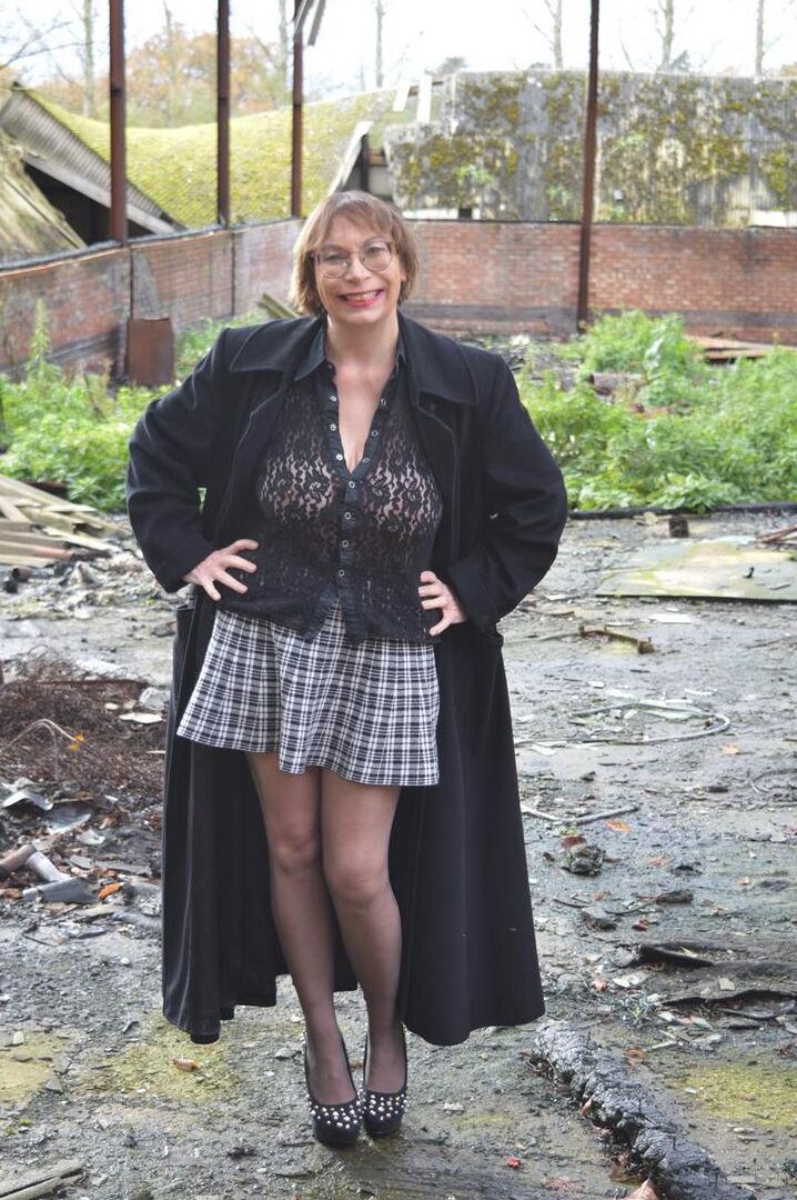 16P Garota amadora Barby Slut tira a roupa em um local de demolição